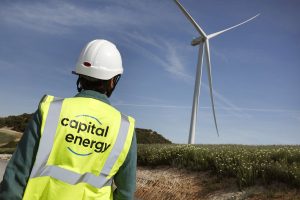 Trabajador de Capital Energy en un parque eólico andaluz AllCMS